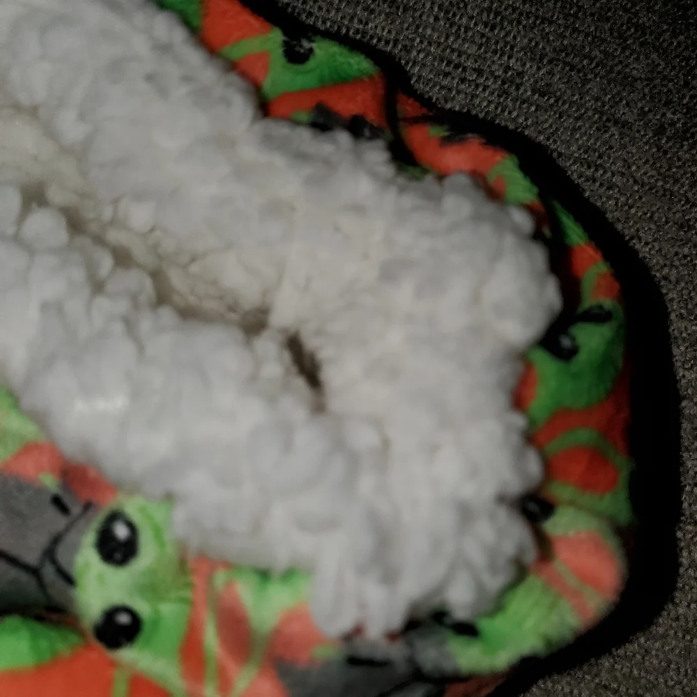Baby Yoda Slippers. Great for Star War fan! Fuzzy Interior. - Picture 4 of 4